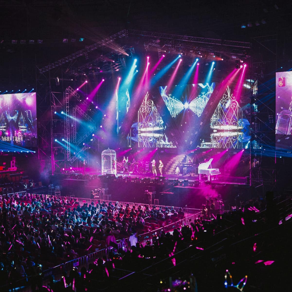 Intelligent stage lighting design for live event