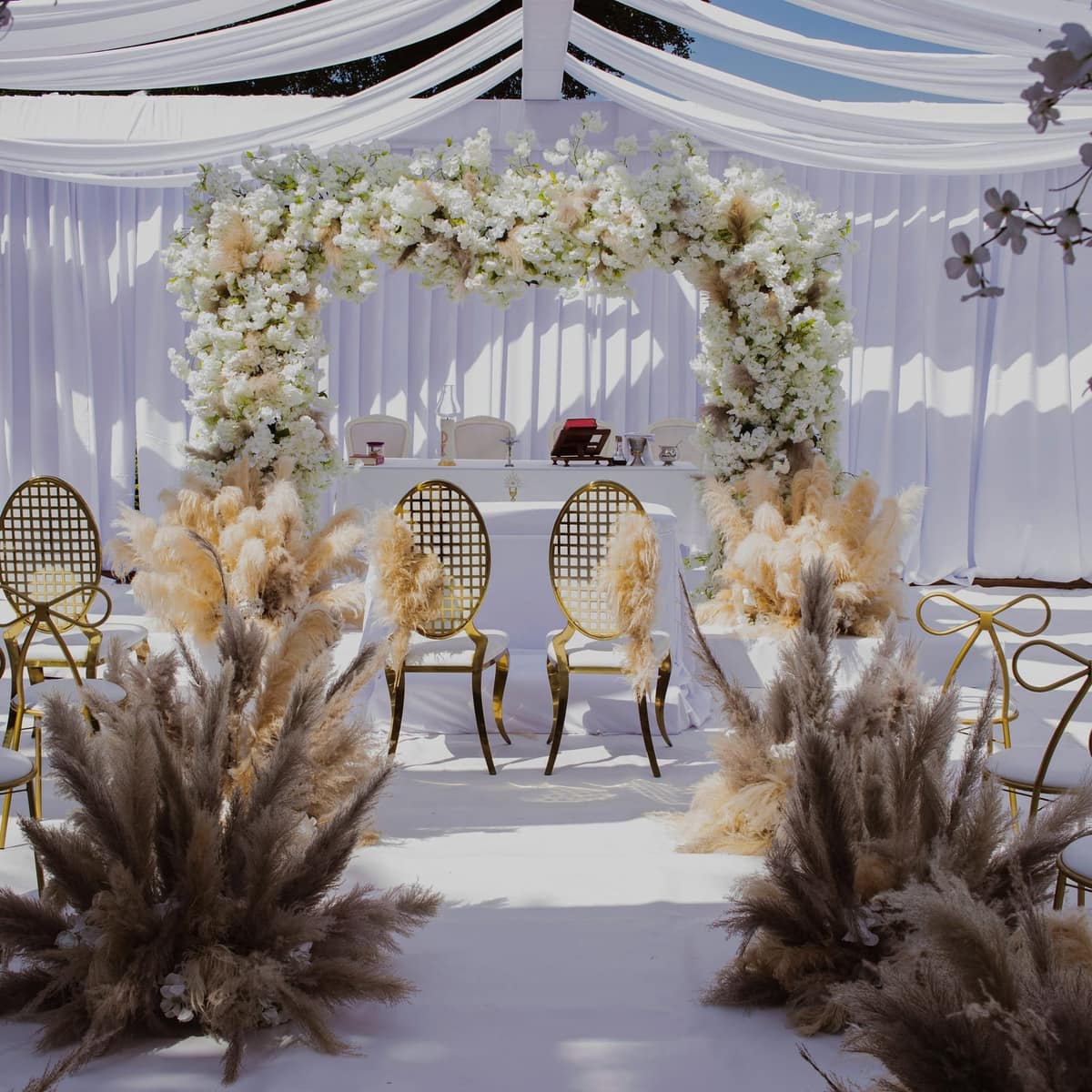 Luxury event table decoration and floral arrangement — Novo Events